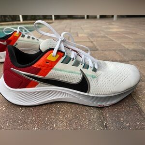 Men’s Nike Pegasus 38. Like new. Barely worn.